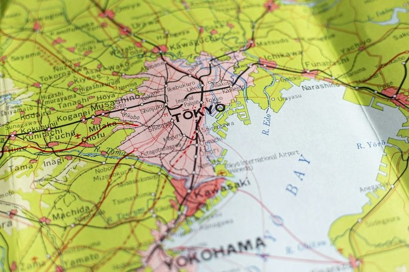 地點介系詞 in on at prepositions of place on a city map