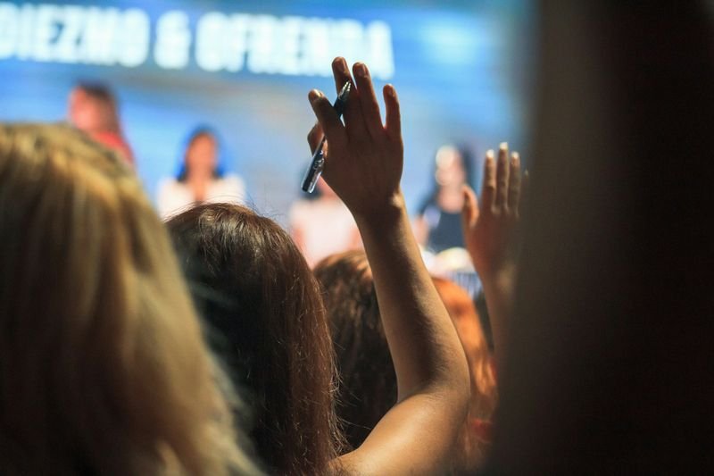 Audience asking questions during a Q&A in an English presentation