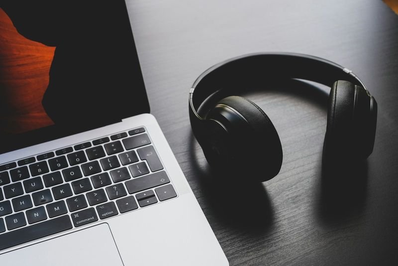 Laptop and headphones set up for daily English pronunciation practice 英文發音練習