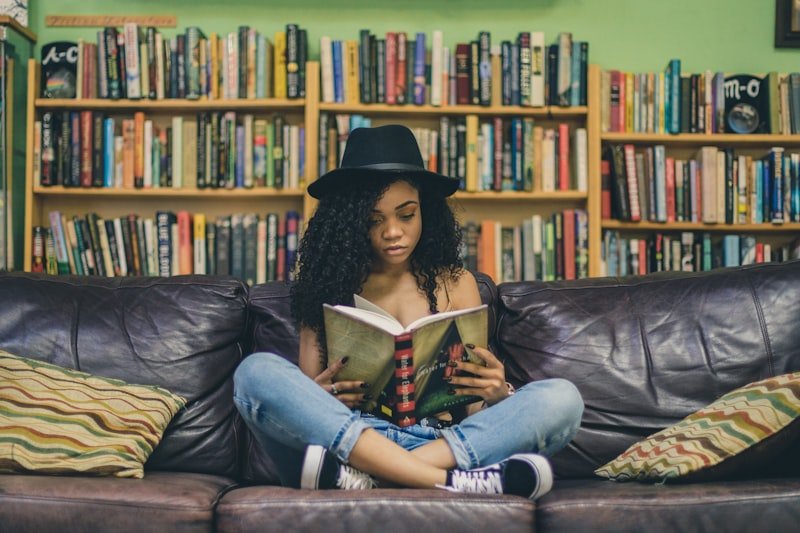 關係代名詞 example of which for things — woman reading a book on a couch