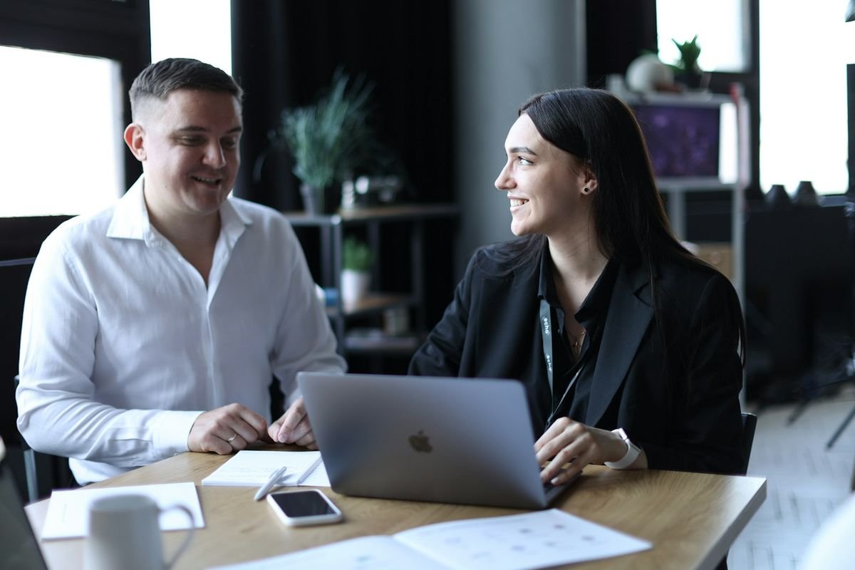 Two Taiwan professionals using reported speech in an office conversation