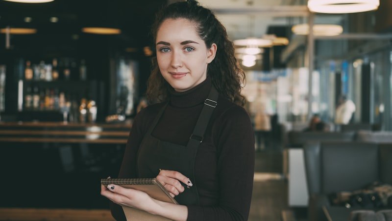 餐廳英文 hostess at restaurant reservation desk