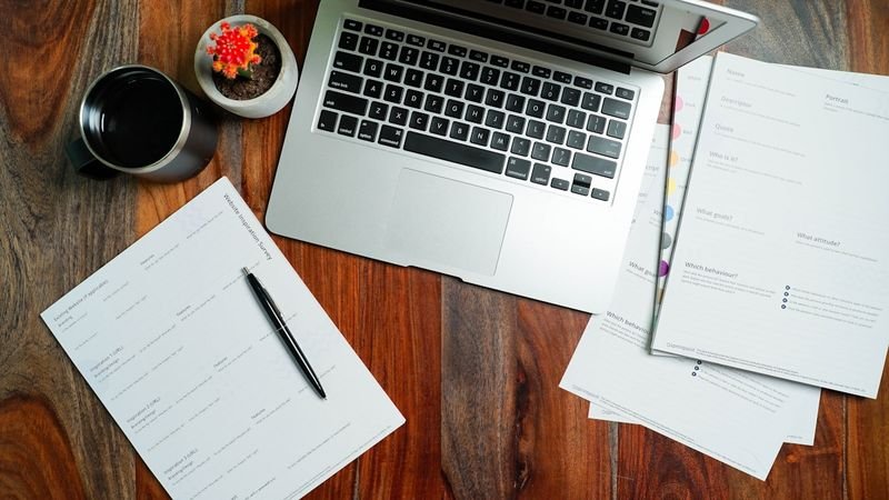 Resignation email templates 離職信英文 laptop and planning notes on desk