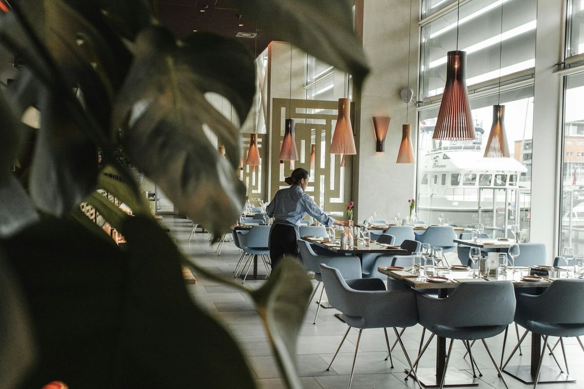 餐廳英文 restaurant English elegant dining table set with menu and wine glasses