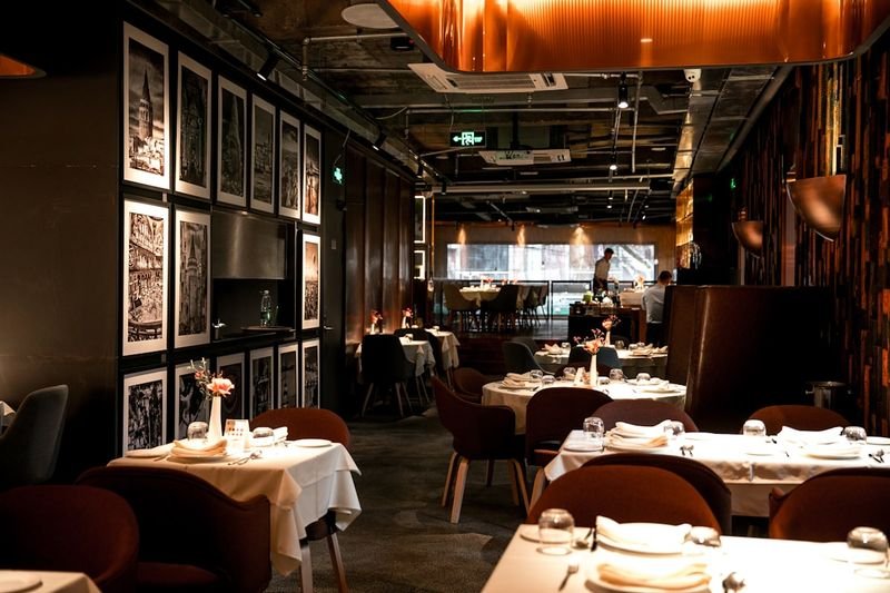 訂位英文 making a restaurant reservation host stand checking guest book