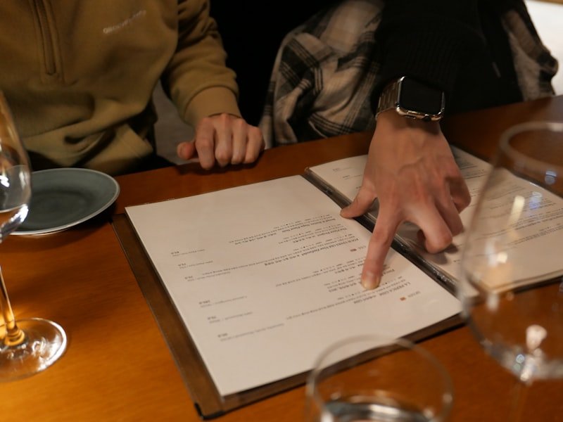 餐廳英文 reading menu pointing at dish