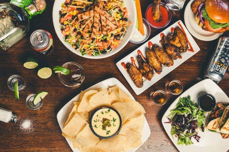 點餐英文 customer pointing at menu while ordering food from waiter