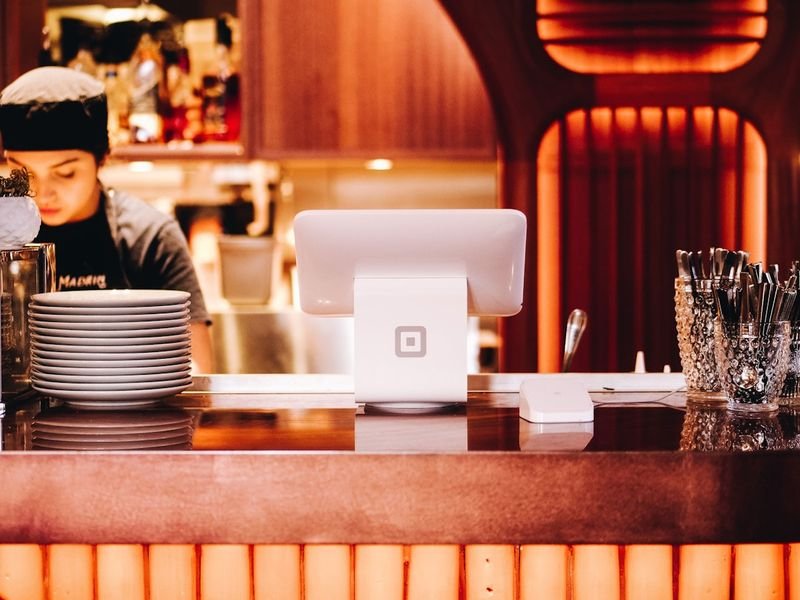 結帳英文 customer paying restaurant bill with credit card
