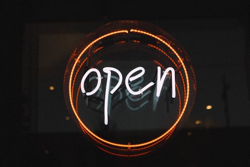 菜單英文 customer reading an open restaurant menu before ordering