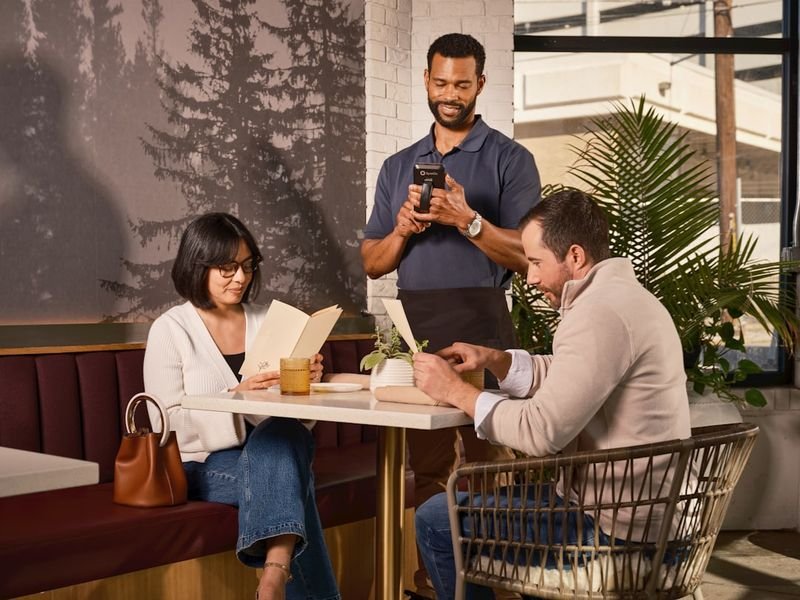 Waiter taking an order in a restaurant — ordering food in English 點餐英文