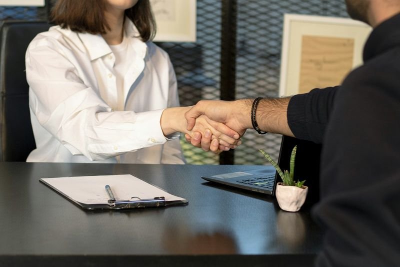 Closing a salary negotiation in English with a handshake