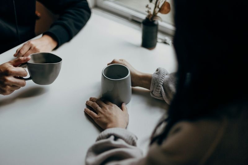 Two coworkers practicing say vs tell over coffee | say tell 差別