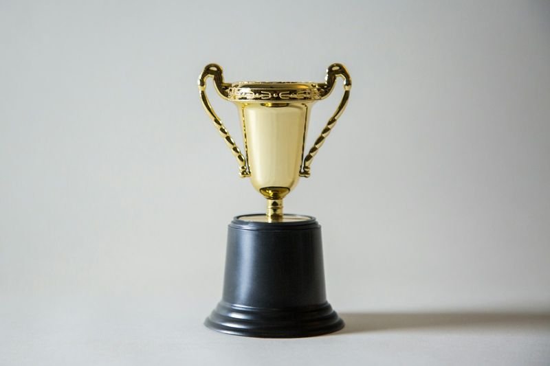 Gold trophy representing the best superlative adjective 最高級