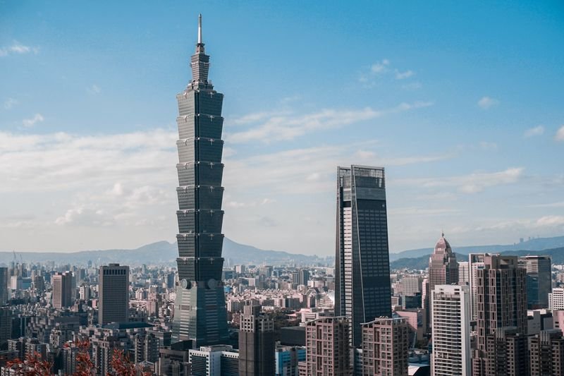 Taipei 101 skyline where Taiwan professionals use English linking words at work 台北101商業英文連接詞