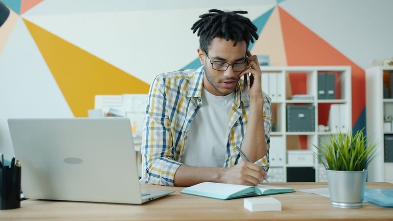 邊講英文電話邊記下留言 taking a message while on an English phone call 電話留言英文