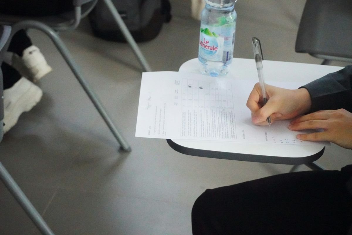 TOEIC test structure 200 question multiple choice exam paper