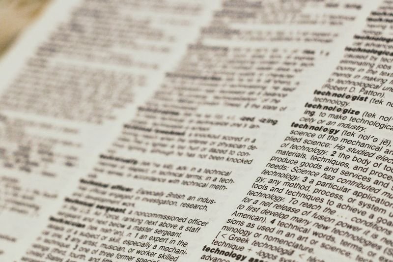Open dictionary showing verbs that take only the infinitive form | 只能接不定詞的動詞