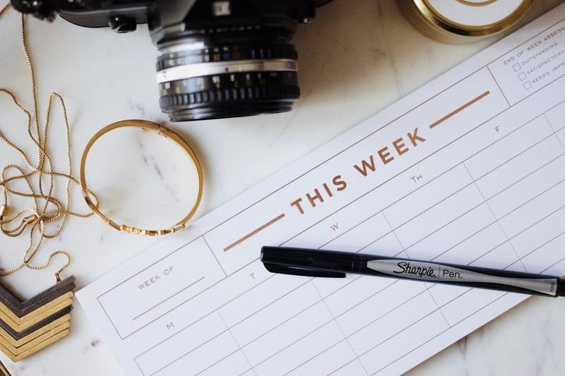 Weekly planner showing the days of the week in English abbreviations