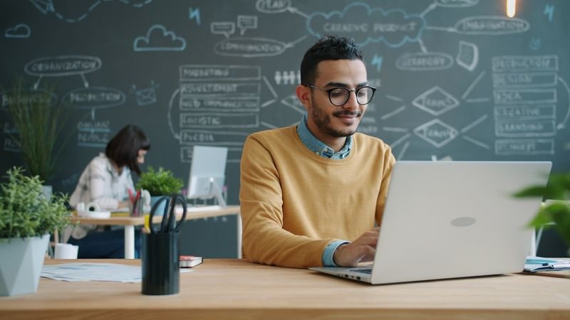A professional writing an English cover letter 撰寫英文自傳