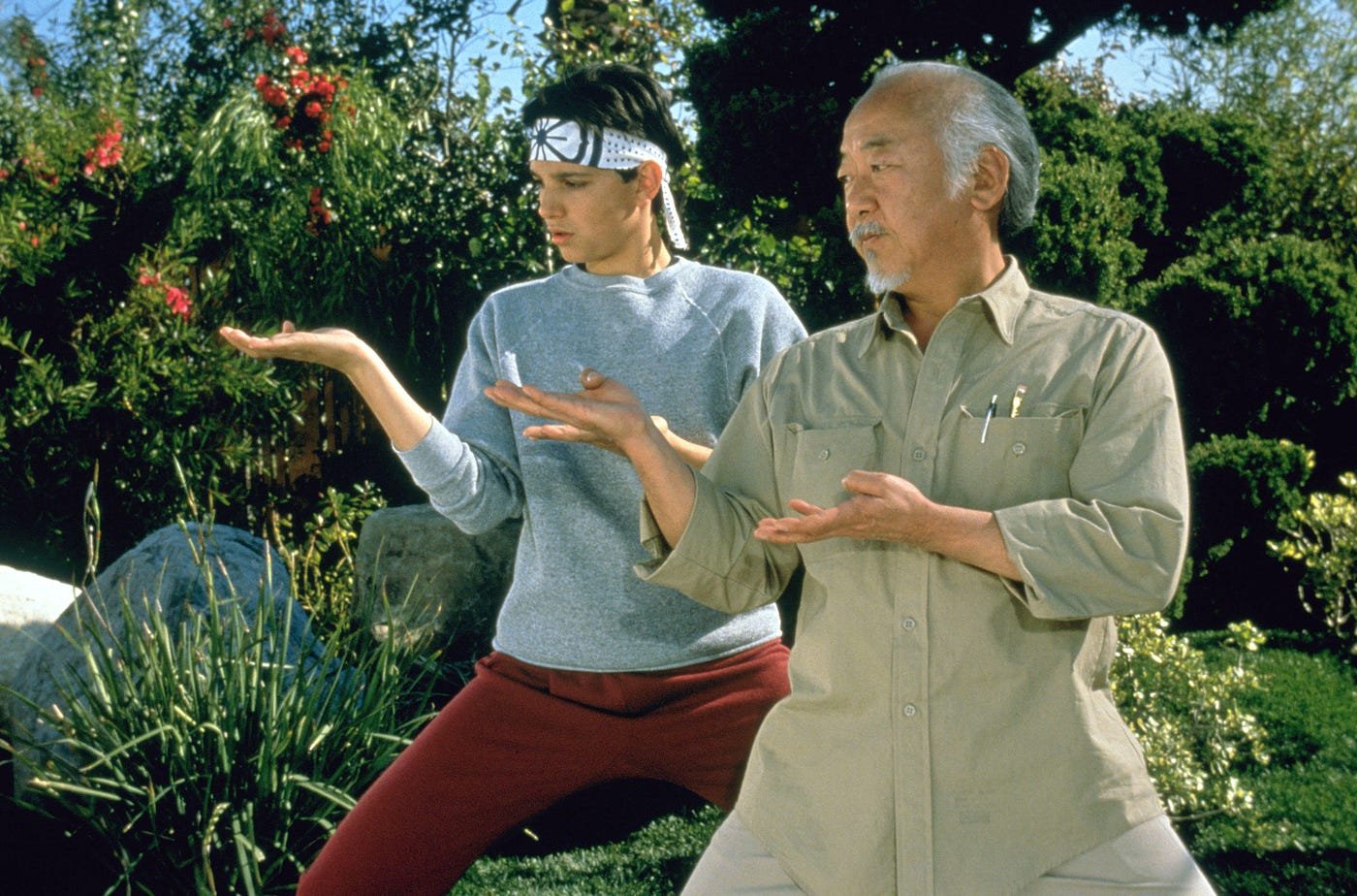 ミヤギさんとダニエルさんは庭で空手の練習をしています