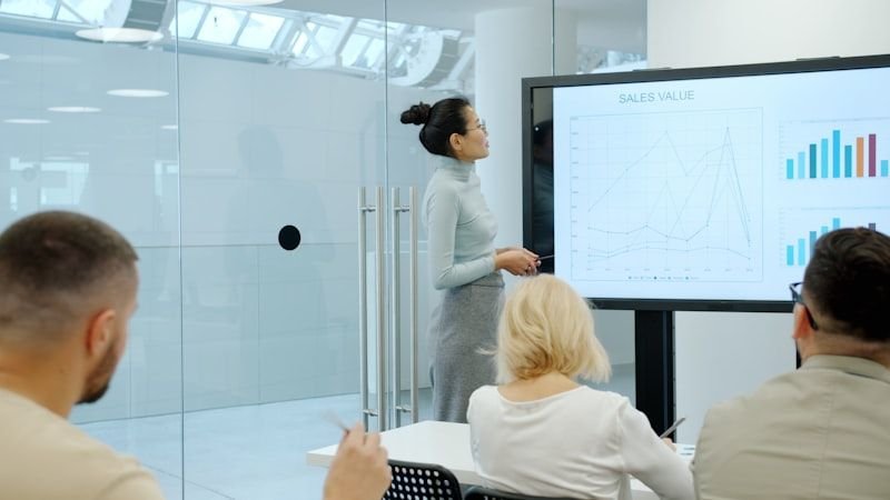 Asian businesswoman giving English presentation - 英文簡報開場白