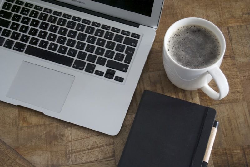 be used to a morning routine with laptop and coffee 習慣的日常