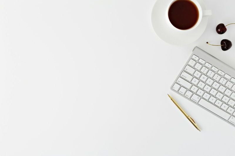 Clean desk with keyboard for writing business email opening lines | 開頭