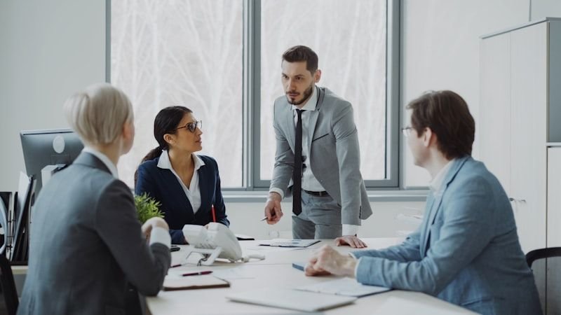 Business team discussing English presentation structure - 英文簡報議程