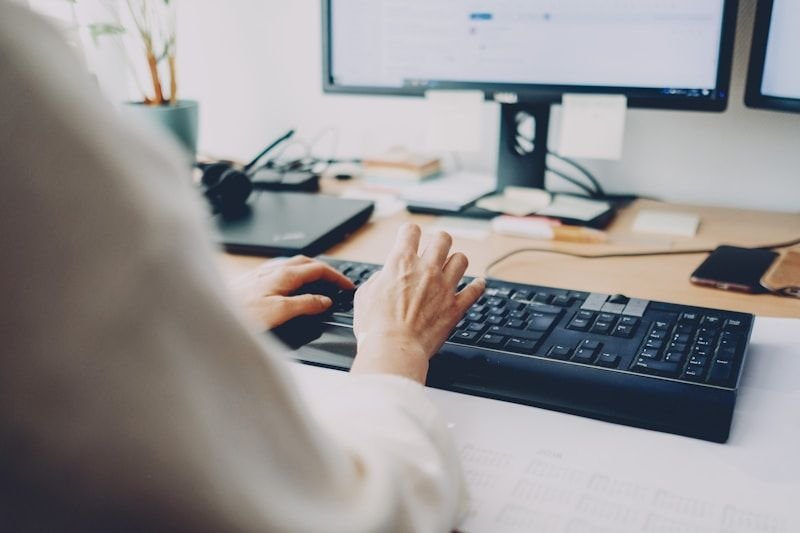 Businesswoman avoiding common mistakes while writing a business email in English
