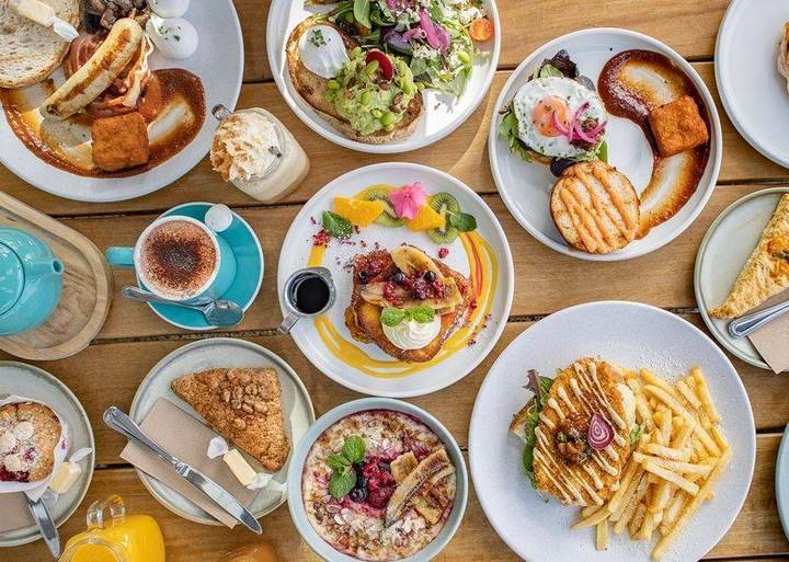 weekend brunch at a cafe 週末早午餐 describing your weekend