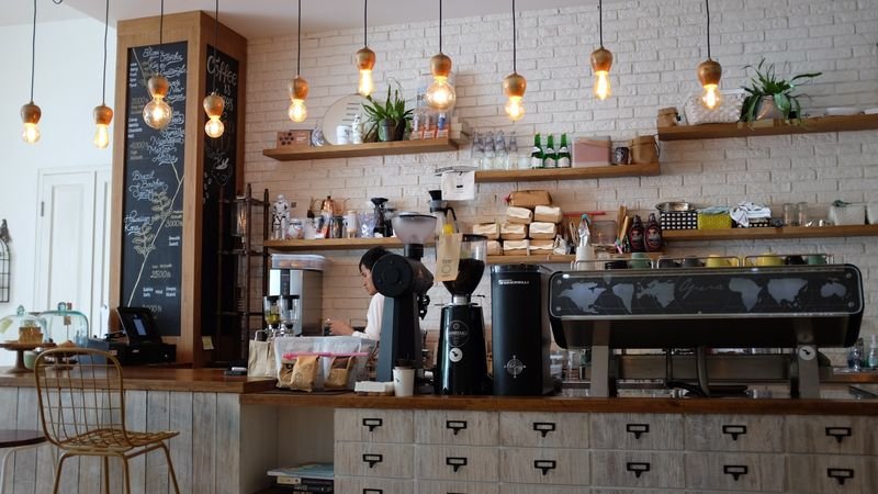 咖啡廳英文 ordering coffee — a barista at a cafe counter