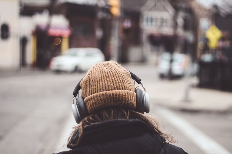 Person listening to English audio and practicing connected speech recognition