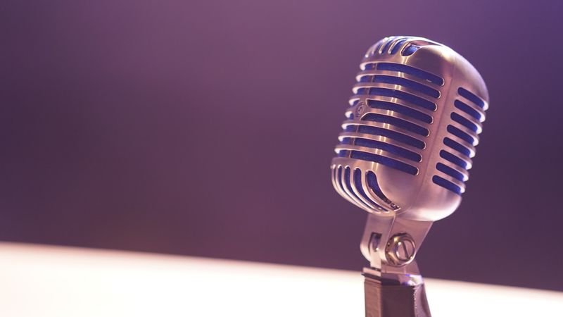 Microphone representing native English audio full of connected speech and elision
