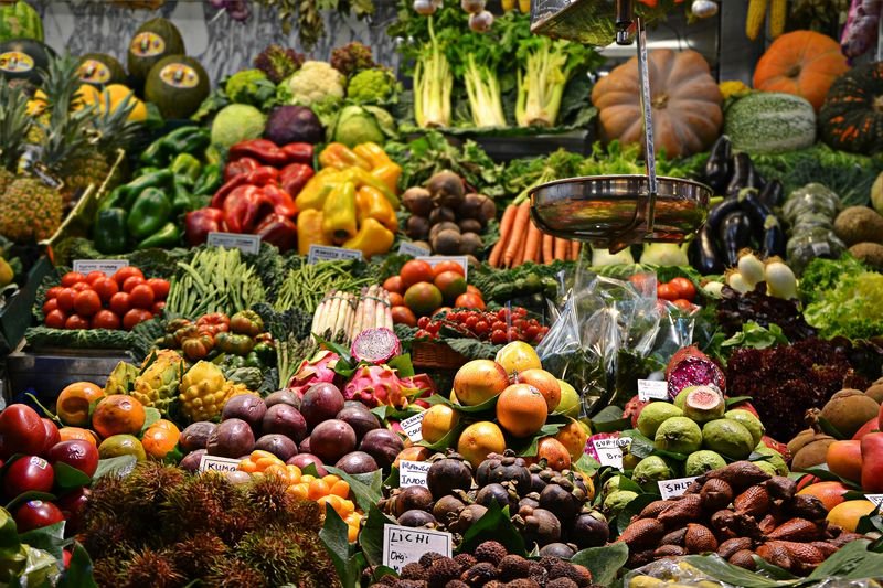 Fruit and vegetables at a market showing countable and uncountable nouns