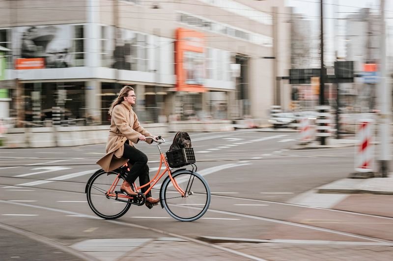 woman cycling in the city 假日騎腳踏車休閒 weekend activity
