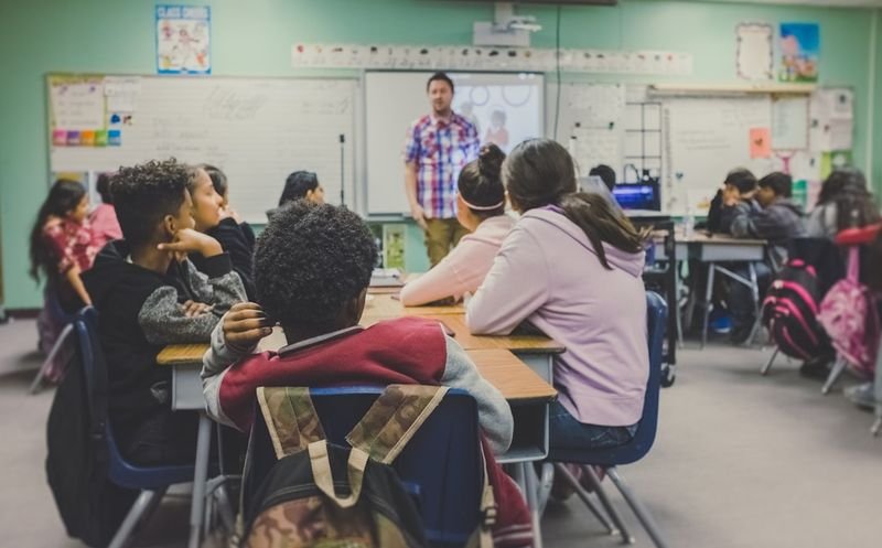 English classroom lesson on relative clauses and relative pronouns