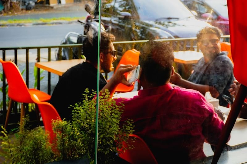 People having an English conversation while ordering at a cafe