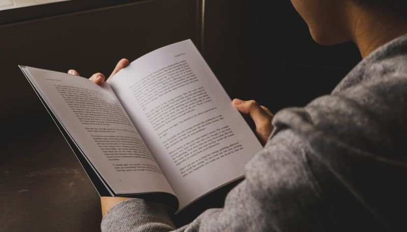 Student studying English relative pronouns grammar rules
