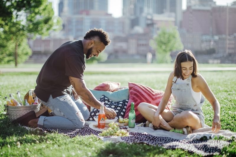 couple having a weekend picnic 週末野餐 making plans