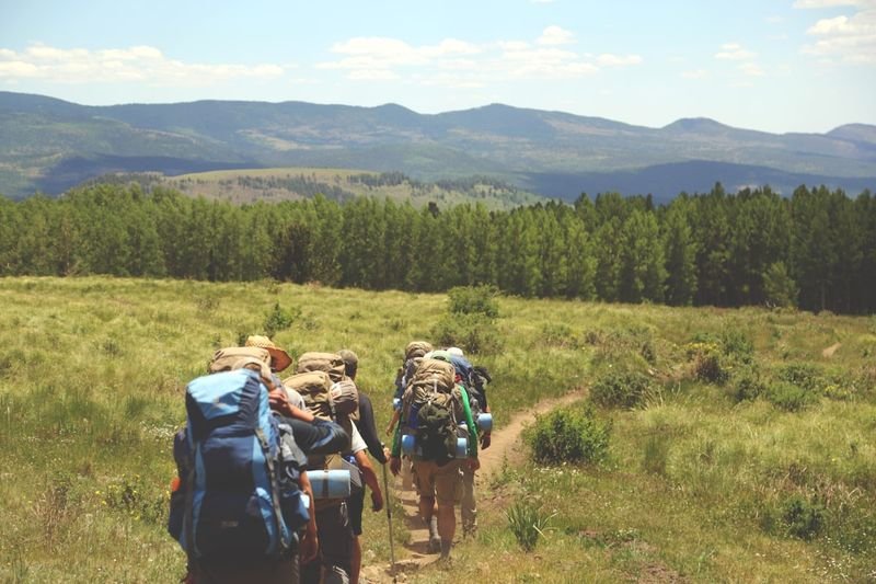 friends hiking on a weekend 週末登山休閒活動