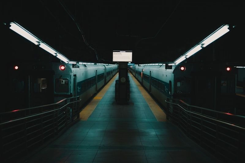 get used to commuting on the MRT train platform in Taiwan 習慣通勤