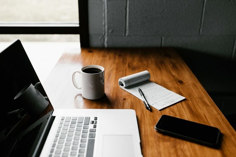 Workspace with laptop and notes for ending a business email | 結尾