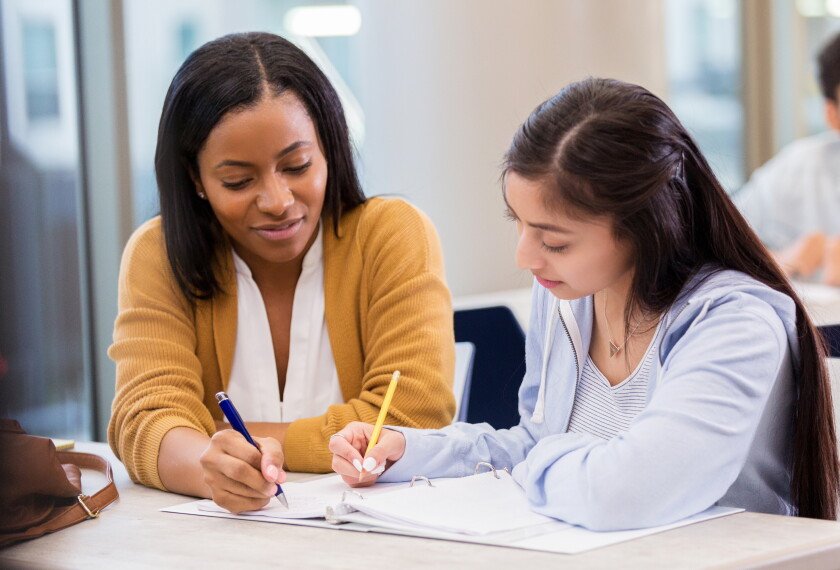 Apprendre l'anglais à un bureau pour adultes : rédaction professionnelle et apprentissage de l'anglais