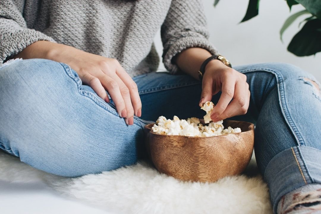 Relaxing with popcorn to learn English with movies at home 看電影學英文