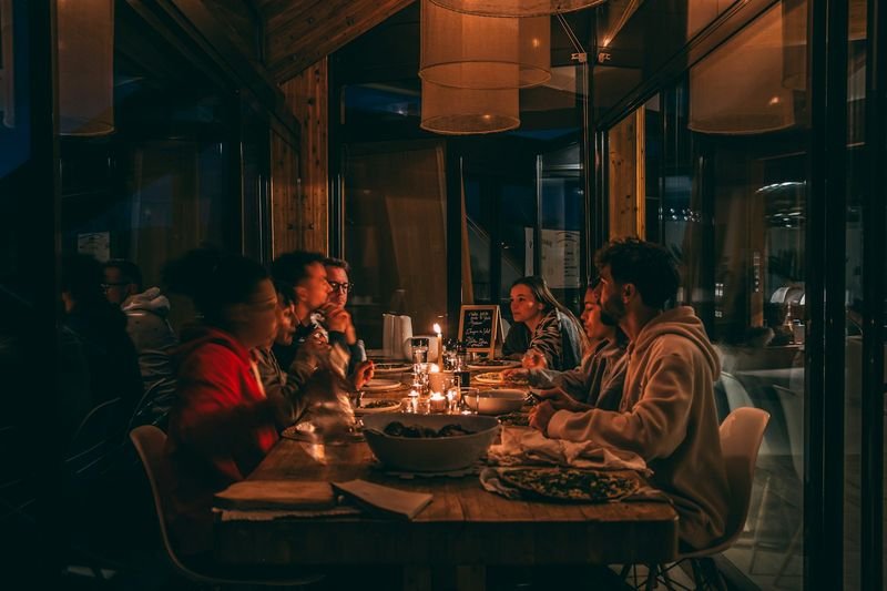 訂位英文 making a reservation — friends at a restaurant table