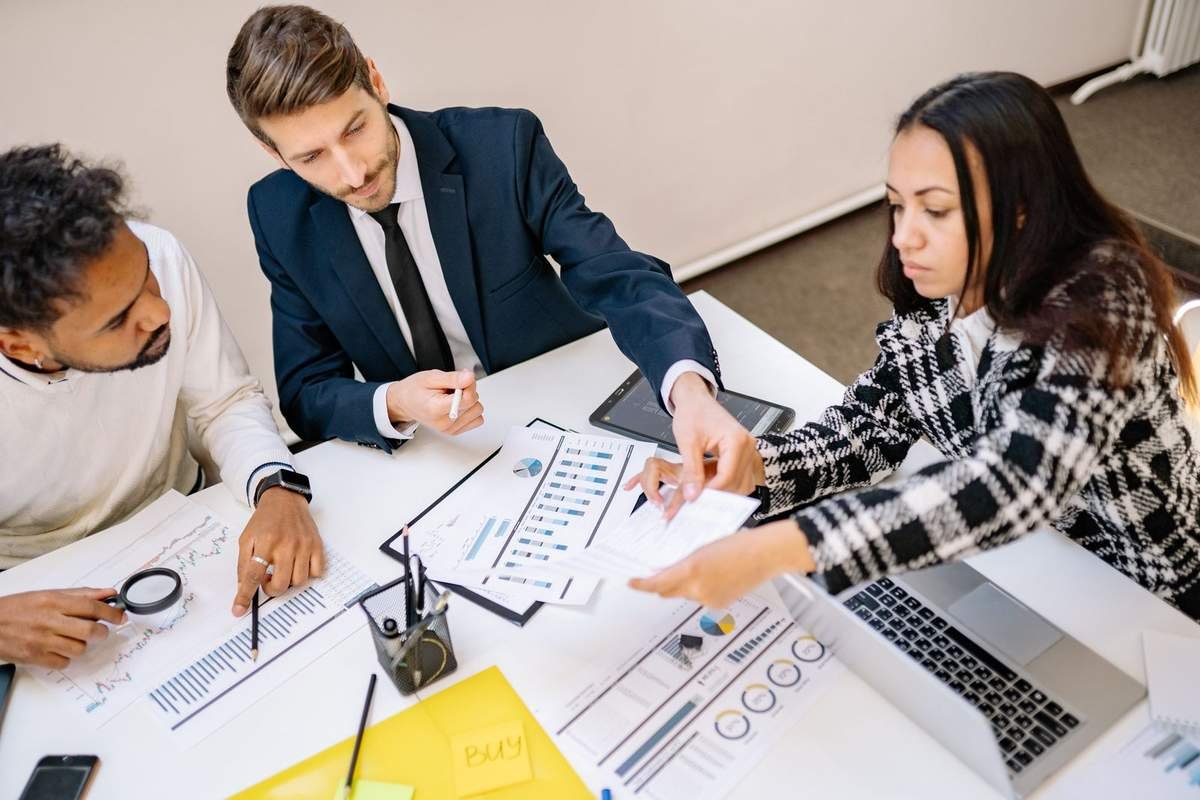 Business team reviewing charts in an English meeting (會議英文)
