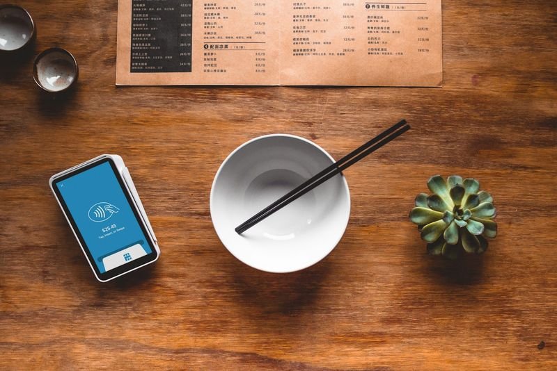 結帳英文 paying the bill — a card reader beside a restaurant menu