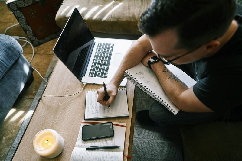 Student writing notes to practice confusing English verbs