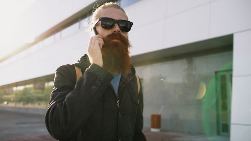 Man practicing English speaking on the phone outdoors 英文口說練習