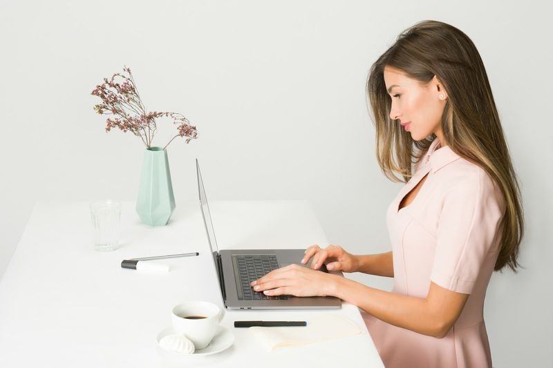 Professional woman writing a business English email | 職場英文 email